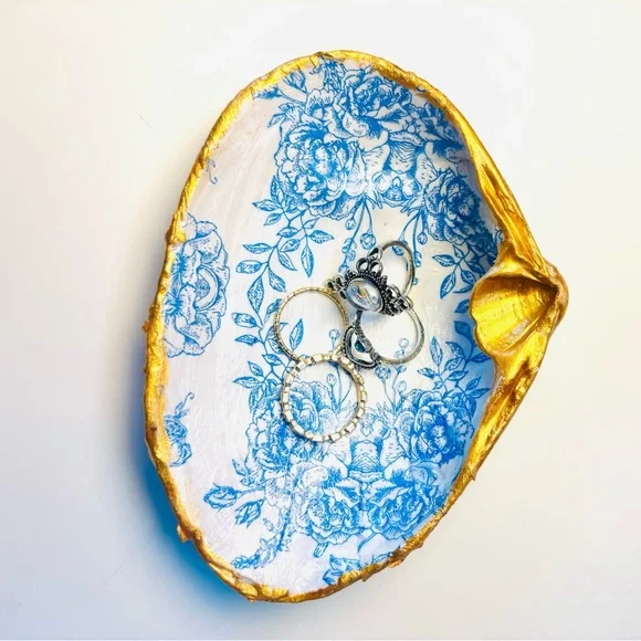 !SOLD! Handcrafted shell ring dish with blue floral decoupage design - Picture 1 of 5